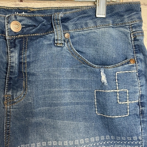 New Directions Printed Denim Shorts - Picture 5 of 16